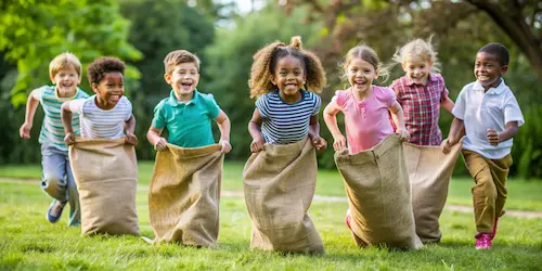 enfants déguisés en pirates qui jouent à la chasse au trésor lors d'un anniversaire